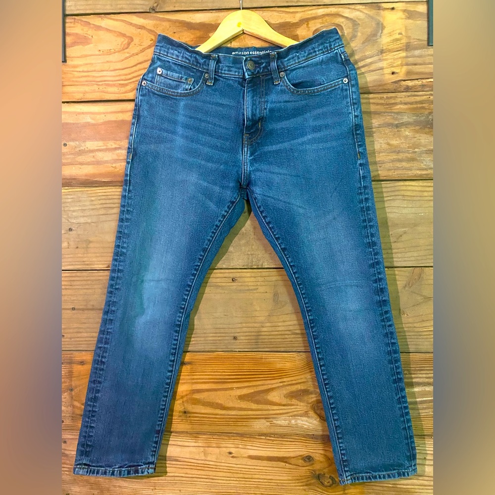 Amazon Essentials Men's Athletic-Fit
Jeans medium wash. Good condition.